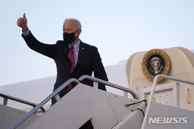 [앤드류스공군기지=AP/뉴시스]조 바이든 미국 대통령이 메릴랜드주 앤드류스 공군기지에서 전용기 에어포스원에 탑승하기 전 손을 들어 인사하고 있다.