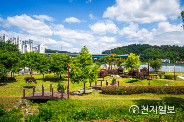 용인 기흥호수공원에는 느티나무, 소나무, 화양목 등 21종의 나무 2600여그루가 심긴 도시수 공원이 있다. 사진은 용인 기흥호수공원 전경. (제공: 용인시청) ⓒ천지일보 2021.2.17