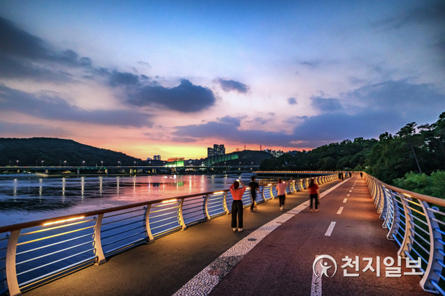 시민들이 기흥호수공원에서 노을진 하늘을 보며 산책하고 있다. (제공: 용인시청) ⓒ천지일보 2021.2.16