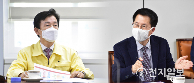 16일 조규일 진주시장(왼쪽)과 임영일 방위산업기술진흥연구소장이 경남 진주혁신도시 발전 방안을 협의하고 있다. (제공: 진주시) ⓒ천지일보 2021.2.16