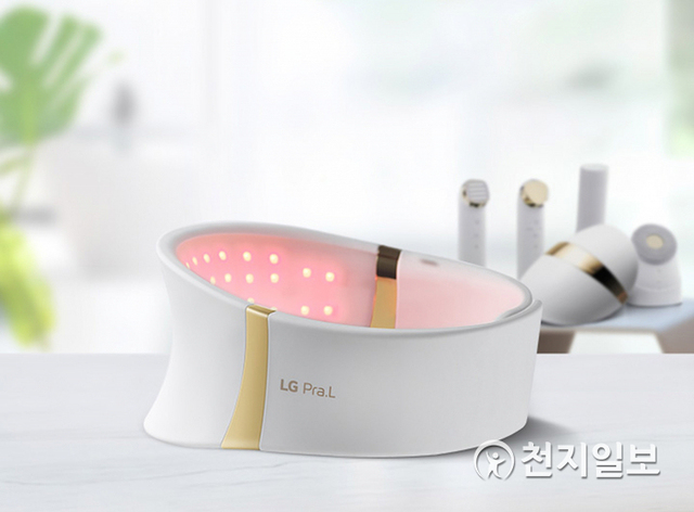 LG전자 프리미엄 홈 뷰티기기 ‘LG 프라엘 더마 LED 넥케어’가 의료 전문기관으로부터 효능과 안전성을 인정받았다고 17일 밝혔다. 사진은 LG 프라엘 더마 LED 넥케어. (제공: LG전자) ⓒ천지일보 2021.2.17