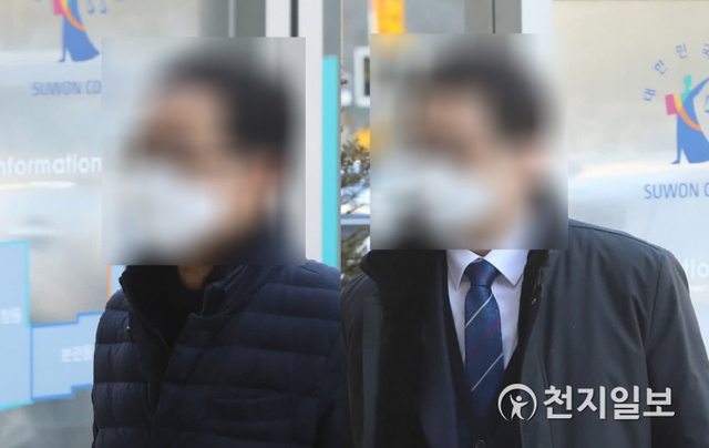 [천지일보=남승우 기자] 신천지예수교 증거장막성전(신천지) 총회 관계자들이 17일 ‘감염병의 예방 및 관리에 관한 법률 위반(감염병예방법)’과 위계공무집행방해 등 혐의 관련 1심 선고 공판에 참석하기 위해 수원지법에 들어가고 있다. ⓒ천지일보 2021.2.17