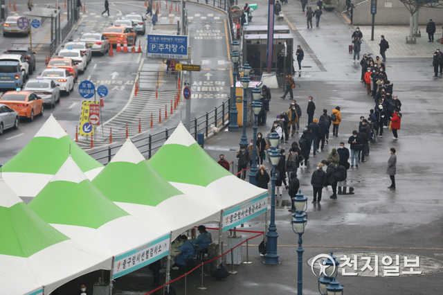 [천지일보=남승우 기자] 신종 코로나바이러스 감염증(코로나19) 신규 확진자가 344명으로 집계된 15일 서울역 광장 임시 선별검사소에서 시민들이 검사를 받기 위해 줄을 서서 기다리고 있다. ⓒ천지일보 2021.2.15