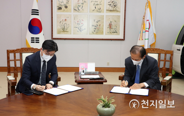 최문순 강원도지사(오른쪽)와 김성구 LG헬로비전 강원방송 대표가 협약서에 서명하고 있다. (제공: LG헬로비전) ⓒ천지일보 2021.2.17