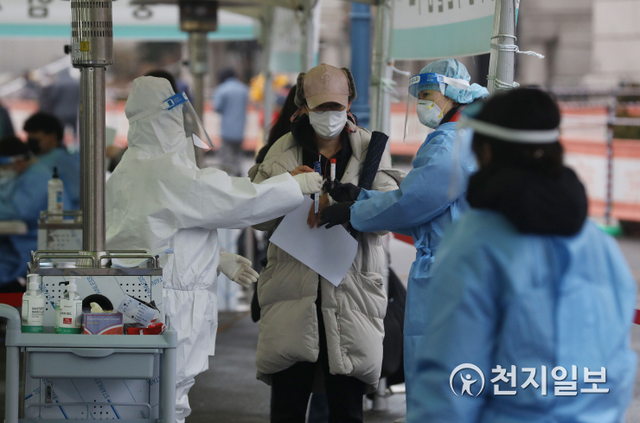 [천지일보=남승우 기자] 신종 코로나바이러스 감염증(코로나19) 신규 확진자가 344명으로 집계된 15일 서울역 광장 임시 선별검사소에서 의료진들이 시민에게 코로나19 검사 안내를 하고 있다. ⓒ천지일보 2021.2.17