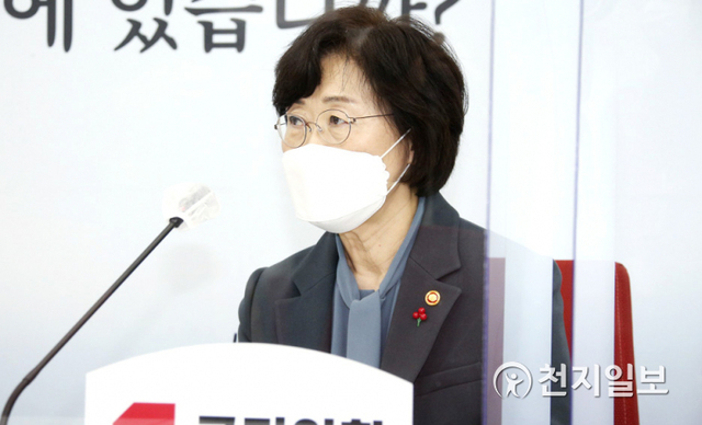 [천지일보=박준성 기자] 정영애 여성가족부 장관이 18일 서울 여의도 국회에서 취임 인사차 국민의힘 주호영 원내대표를 예방하며 인사말을 하고 있다. (제공: 국민의힘) ⓒ천지일보 2021.1.18