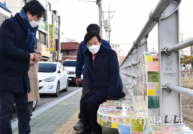 조규일 진주시장이 지난 17일 공공미술 프로젝트(문화뉴딜) 대상지 가좌천을 찾아 관계자들을 격려하고 설치작품을 점검하고 있다. (제공: 진주시) ⓒ천지일보 2021.2.18