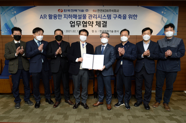 한전KDN이 ‘AR 활용 발전소 지하매설물 관리시스템 구축’을 위해 지난 17일 한국전력기술과 업무협약을 체결하고 기념촬영을 하고 있다. (제공: 한전KDN) ⓒ천지일보 2021.2.18