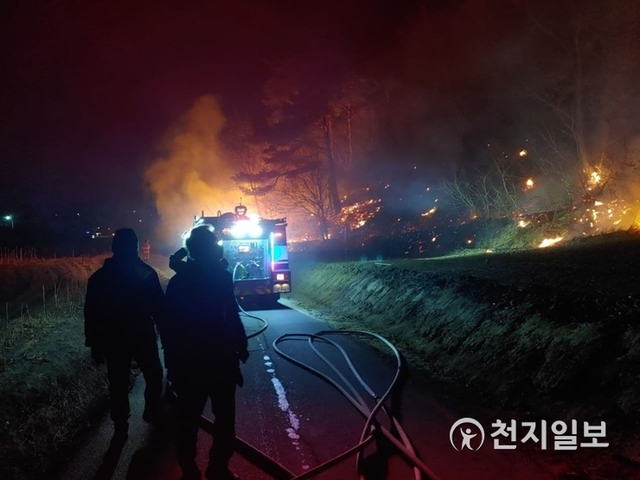 강원도 양양군 양양읍의 한 창고에서 불이 나서 18일 밤 10시 15분쯤 인근 야산으로 옮겨붙었다. (제공: 양양군청) ⓒ천지일보 2021.2.19