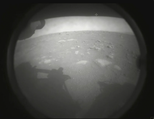 퍼서비어런스가 화성 착륙 뒤 보낸 이미지. (출처: 나사 퍼서비어런스 화성 로버 트위터 캡처)