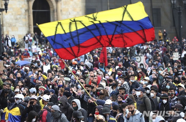 [보고타=AP/뉴시스]21일(현지시간) 콜롬비아 보고타에서 반정부 시위가 열려 볼리바르 광장에 시위대가 모여들고 있다.