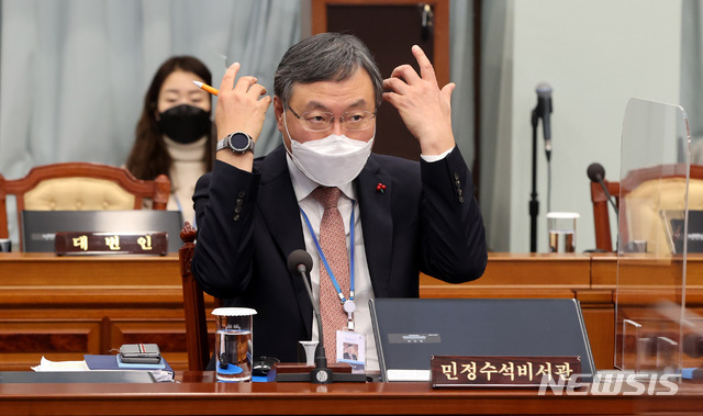 [서울=뉴시스] 신현수 민정수석이 5일 오전 청와대 여민관에서 영상으로 열린 제1회 국무회의에 참석해 있다.