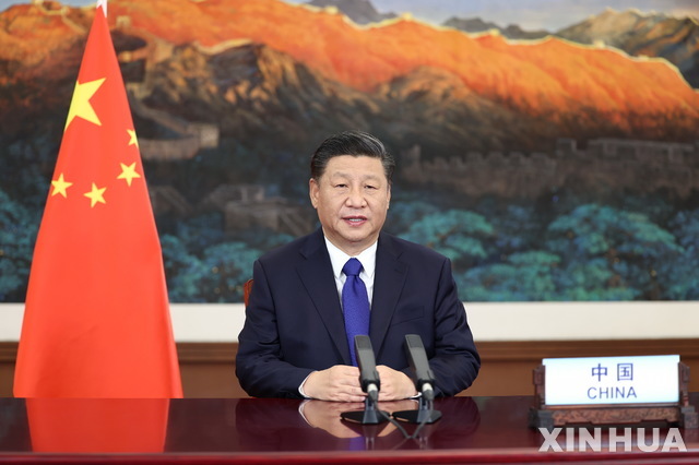 [베이징=신화/뉴시스]시진핑 중국 국가주석이 지난 12일 베이징에서 유엔 기후 정상회의(Climate Ambition Summit)에 참여해 화상 연설을 하고 있다. 2020.12.13.
