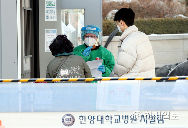 [천지일보=박준성 기자] 30일 오후 서울 한양대병원에 마련된 신종 코로나바이러스 감염증(코로나19) 임시 선별진료소에서 의료진이 검사를 받기 위해 찾아온 병원 환자 보호자와 이야기를 나누고 있다. 지난 27일 입원환자를 간병하던 보호자 1명이 첫 확진된 이후 병원 의사와 간호사, 간병인, 가족 등 26명이 추가 감염됐다. ⓒ천지일보 2021.1.30