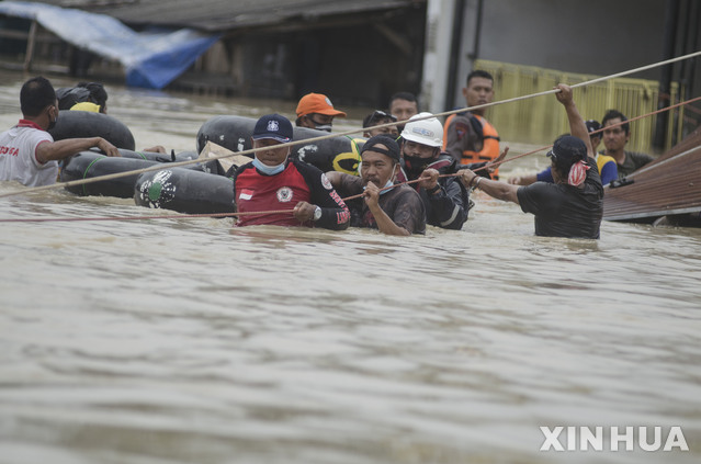 인도네시아 홍수, 대피하는 주민들[웨스트자바=신화/뉴시스] 9일(현지시간) 인도네시아 웨스트 자바 수방의 파마누칸 지구에 집중 호우로 시푸나가라강이 범람해 구조대가 침수지역 주민들을 대피시키고 있다.