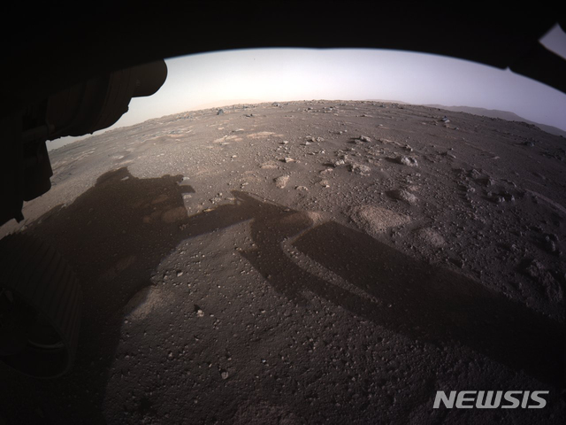 [화성=AP/뉴시스] 미국 항공우주국(NASA)는 19일(현지시간) 탐사 로버 '퍼서비어런스'(Perseverance)가 화성에 착륙하는 사진을 공개했다. AP통신에 따르면 퍼서비어런스는 전날 오후 3시55분 화성에 착륙했다. 사진에서는퍼서비어런스가 전송한 첫번째 화성 컬러 사진. 2021.02.20