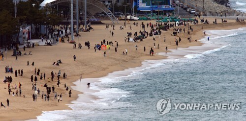 포근한 날씨를 보인 20일 속초해변을 찾은 많은 관광객들 주말을 즐기고 있다. 2021.2.20 (출처: 연합뉴스)
