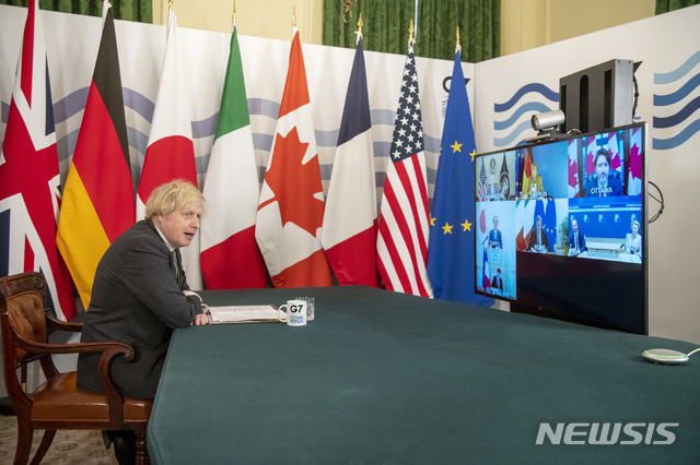 보리스 존슨 영국 총리가 19일(현지시간) 런던 다우닝가의 내각 회의실에서 주요 7개국(G7) 정상들의 화상회의를 주재하고 있다. (출처: 런던/AP=뉴시스)