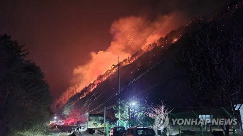 20일 오후 3시 50분께 강원 정선군 여량면 구절리 노추산에서 불이 나 야간에도 계속해서 번지고 있다. 2021.2.20 (출처: 연합뉴스)