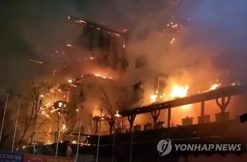 20일 오후 11시 4분께 전북 무주군 무주덕유산리조트 내 한 호텔의 5층 옥상 목조 건축물에서 불이 나 3시간 30여 분만에 큰 불길이 잡혔다. 이 불로 투숙객 등 89명이 대피했다. 현재까지 확인된 인명피해는 없다.  (출처: 연합뉴스)