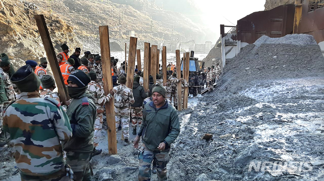 [우타라칸드=AP/뉴시스] 인도-티베트 국경 경찰이 8일 우타라칸드주에서 수색작업을 진행하고 있다. 우타라칸드주에서는 7일 오전 11시께 난다데비산의 빙하가 쏟아지며 리시강가(Rishiganga)의 댐이 파손됐다. 이 때문에 물이 쏟아지고 엄청난 속도의 급류가 형성되며 일대가 홍수 피해를 겪었다. 2