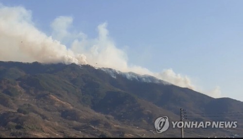 21일 오후 경남 하동군 악양면 미점리 야산에서 불이 나 연기가 퍼지고 있다. (출처: 연합뉴스)