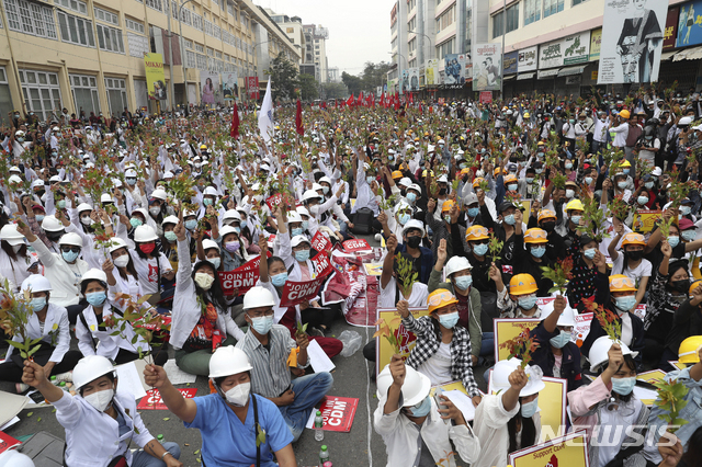 21일 미얀마 만달레이에서 반 쿠데타 시위가 열렸다. (출처: 뉴시스)