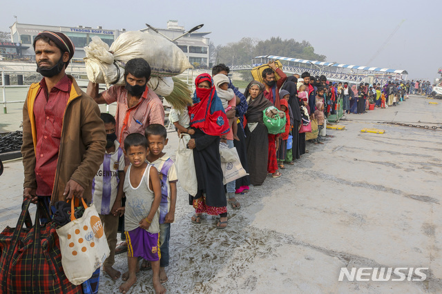 [치타공=AP/뉴시스] 15일 방글라데시 남동부 항구도시 치타공에서 벵골만의 바산차르 섬으로 향하는 로힝야족 난민들이 해군 함정에 승선할 준비를 하고 있다. 방글라데시 정부는 인권단체들의 중단 요구에도 로힝야족 네 번째 난민 그룹을 섬으로 보냈다.