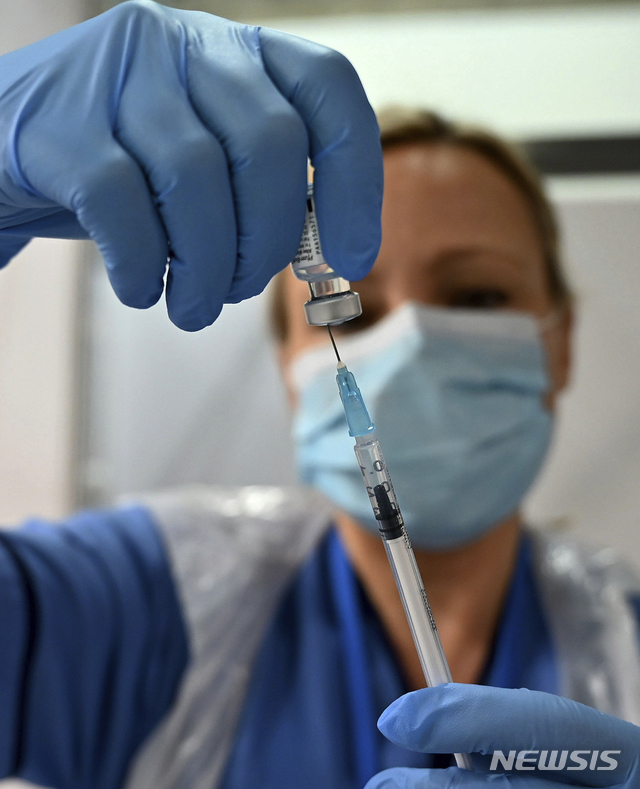 영국의 화이자 코로나19 백신 접종 모습. 2020. 12. 08. (출처: 뉴시스)