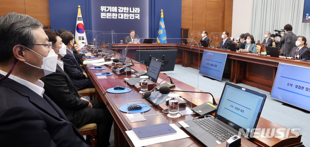 신현수(왼쪽) 대통령비서실 민정수석이 22일 청와대에서 열린 수석·보좌관 회의에 참석해 문재인 대통령의 발언을 듣고 있다. (출처: 뉴시스)