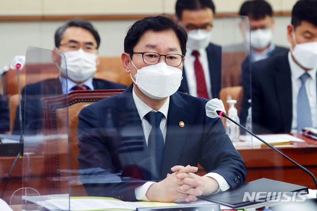 박범계 법무부 장관이 18일 서울 여의도 국회에서 열린 법제사법위원회 전체회의에서 질의에 답변하고 있다. (출처: 뉴시스)