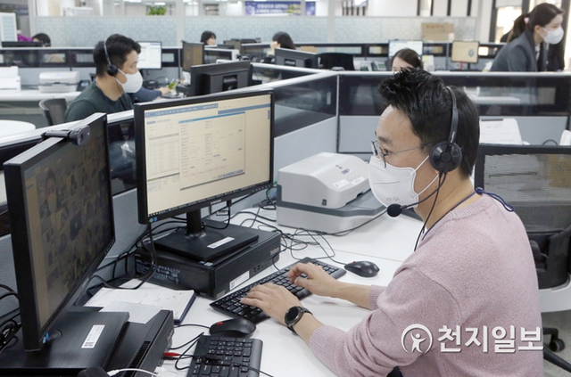 신한은행 디지털영업부 직원들이 일하는 모습. (제공: 신한은행)