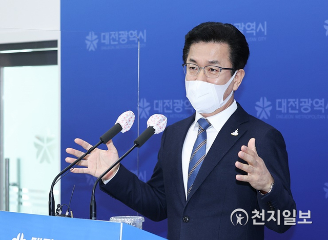 허태정 대전시장이 23일 대전형 공공일자리 창출에 대해 브리핑을 하고 있다. (제공: 대전시) ⓒ천지일보 2021.2.23