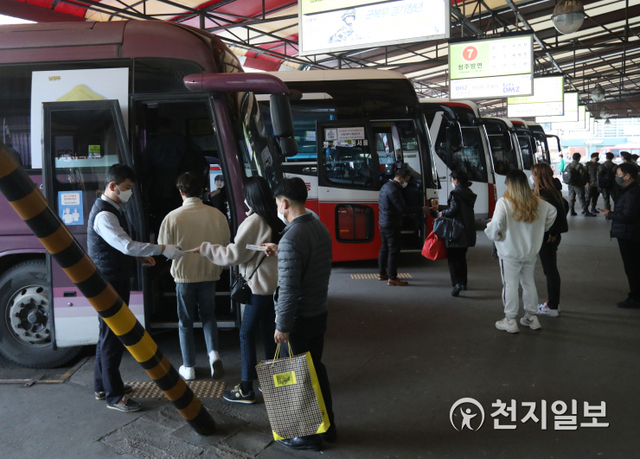 [천지일보=남승우 기자] 동서울터미널 고속버스를 이용해 강원도로 가기 위해 탑승하는 승객들. ⓒ천지일보 2021.2.23