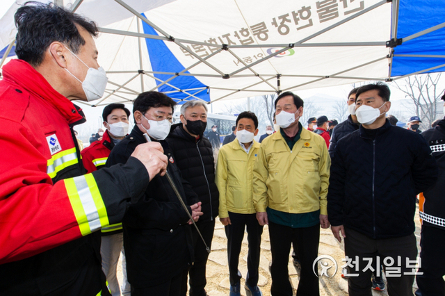 고우현 경상북도의회 의장이 22일 안동시 임동면 수곡리에 마련된 산불현장 지휘본부를 방문하고 있다. (제공: 걍북도의회) ⓒ천지일보 2021.2.23