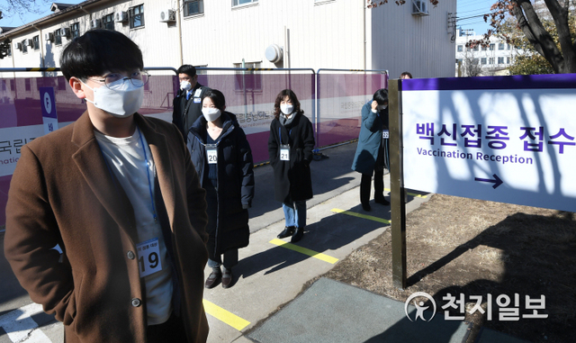 [천지일보=박준성 기자] 9일 오후 서울 중구 국립중앙의료원 종합암예방접종센터에서 열린 백신 접종 모의 훈련에서 참가자들이 접수를 위해 기다리고 있다. (사진공동취재단) ⓒ천지일보 2021.2.9