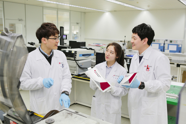 LG에너지솔루션 대전 기술연구원에서 연구원들이 리튬 이온 폴리머 배터리를 들고서 배터리 성능 및 품질에 대한 논의를 하고 있다. (제공: LG에너지솔루션)