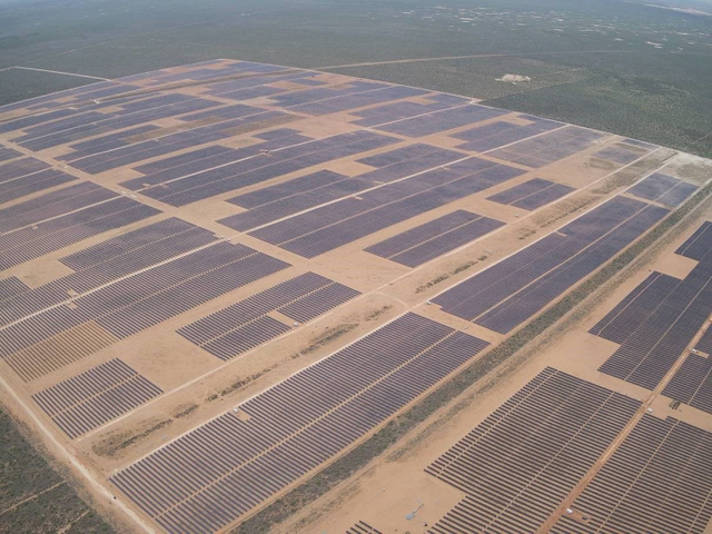 한화에너지의 미국 내 100% 자회사인 174파워글로벌이 개발해 운영 중인 미국 텍사스주 ‘Oberon 1A(194MW)’ 태양광발전소 전경 모습이다. (제공: 한화그룹)