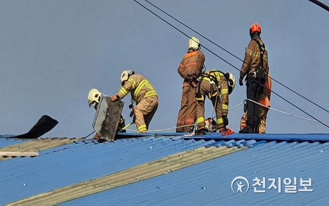 [천지일보 인천=김미정 기자] 소방대원들이 24일 대형 화재가 발생한 인천 동구 한 가구공장 지붕 위에서 소방대원들이 작업을 벌이고 있다. ⓒ천지일보 2021.2.24