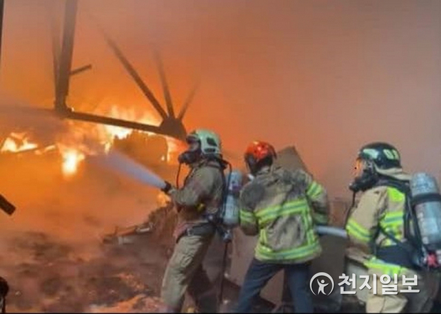 24일 오전 11시 23분께 인천시 동구 한 가구공장에서 큰불이나 소방대원들이 진화작업을 벌이고 있다. (제공: 인천소방본부 ⓒ천지일보 2021.2.24
