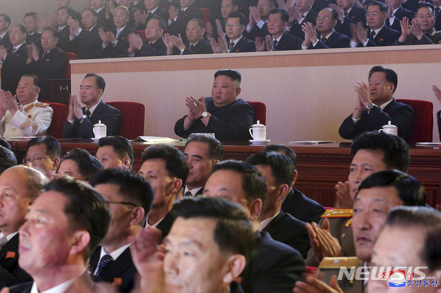 북한 조선중앙통신이 제공한 사진에 김정은 북한 노동당 총비서가 11일 설 명절 경축 공연을 관람하고 있다. 손에는 담배가 들려 있고 탁자에 재떨이가 놓여 있다. (출처: AP/뉴시스)