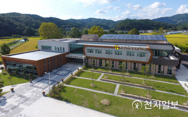 진주목공예전수관 2층에 들어선 공예창작지원센터와 전수관 전경. (제공: 진주시) ⓒ천지일보 2021.2.25