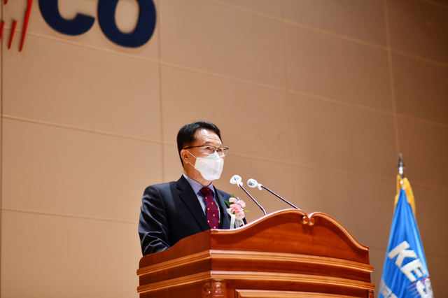 한국전기안전공사 제17대 사장으로 박지현(朴支鉉) 前 부사장이 취임했다. 사진은 박지현 사장이 취임식을 통해 연설을 하고 있다. (제공: 한국전기안전공사) ⓒ천지일보 2021.2.25