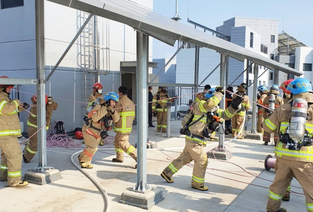 안산소방서가 초지역 메이저타운 푸르지오 메트로단지 아파트(단원구 화랑로 소재)에서 고층건축물 화재진압 훈련을 실시ⓒ천지일보 2021.2.25