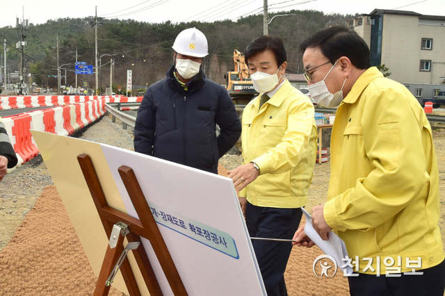 26일 조규일 진주시장(가운데)이 말티고개 신동삼거리-장재삼거리 도로 확·포장 공사현장을 방문해 공사관계자들을 격려하고 추진상황을 점검하고 있다. (제공: 진주시) ⓒ천지일보 2021.2.26