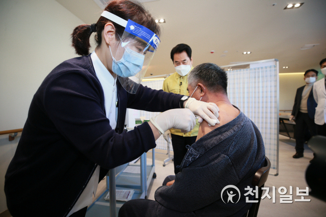 곽세근씨가 26일 흥덕우리요양병원에서 백신을 맞고 있다. (제공: 용인시청) ⓒ천지일보 2021.2.26