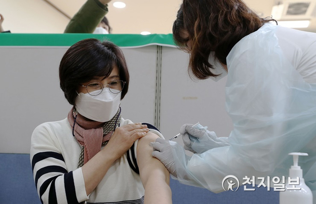 충남도는 26일 홍성 지역 의사·간호사를 시작으로, 도민들에 대한 코로나19 예방 백신 접종을 본격 시작했다. (제공: 충남도) ⓒ천지일보 2021.2.26
