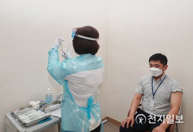 대전시가 26일 65세 미만 요양병원과 요양시설 입원, 입소자와 종사자의 코로나19 백신 예방접종을 시작했다. (제공: 대전시) ⓒ천지일보 2021.2.26