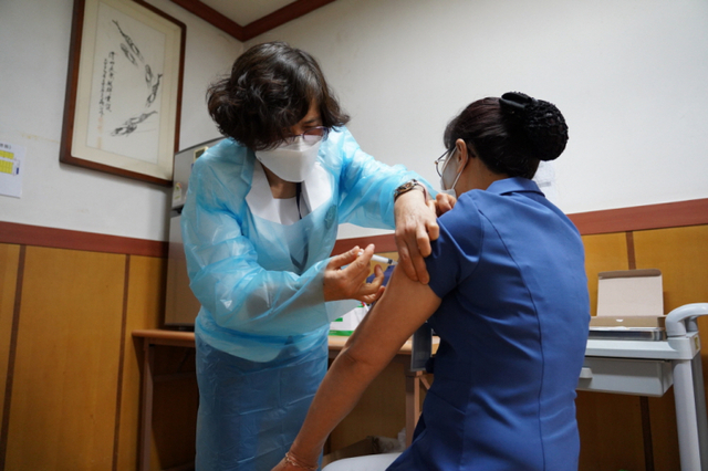 해남군이 26일 9시부터 혜민병원과 가나안 요양병원을 시작으로 노인요양병원과 노인요양시설의 코로나19 백신 접종을 시작했다. (제공: 해남군) ⓒ천지일보 2021.2.26