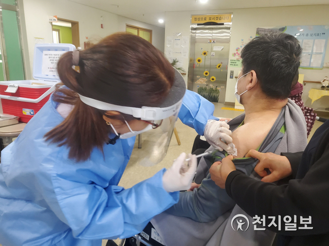 코로나19(신종 코로나바이러스 감염증) 백신 접종이 시작된 26일 인천 강화군보건소에서 대상자가 백신 접종을 받고 있다. ⓒ천지일보 2021.2.26